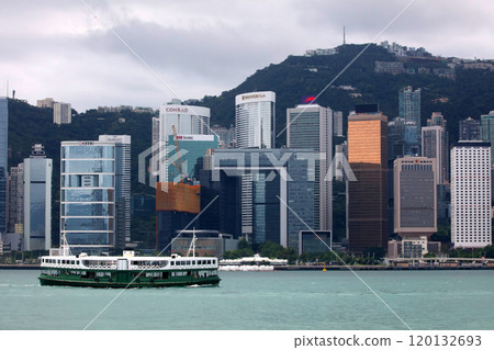 航行通過維多利亞海灣的星輪渡在香港 120132693