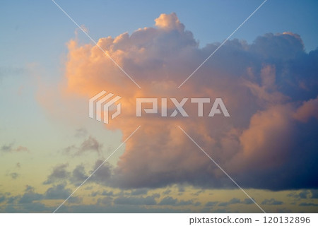 被晨光染成的雲彩 被晨光染成的雲彩 120132896