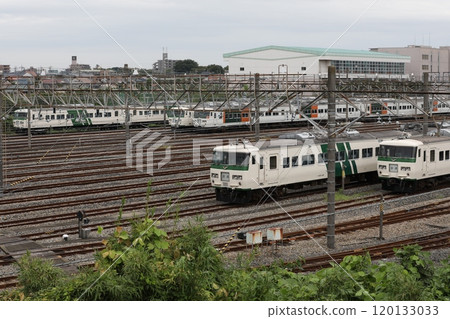 185系列在車庫組裝 120133033