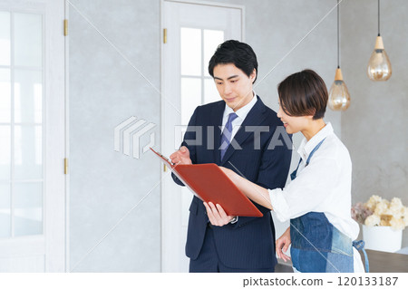 一名經營商店的女士和一名檢查房產的推銷員 一名經營商店的女士和一名檢查房產的推銷員 120133187