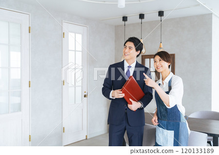 一名經營商店的女士和一名檢查房產的推銷員 一名經營商店的女士和一名檢查房產的推銷員 120133189