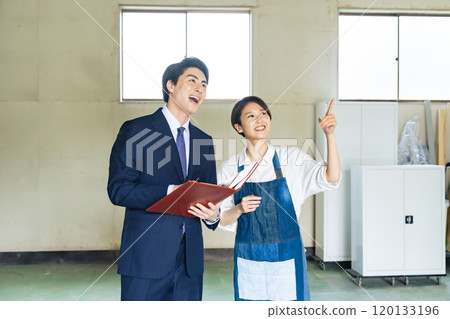 一名經營商店的女士和一名檢查二手房的推銷員 一名經營商店的女士和一名檢查二手房的推銷員 120133196