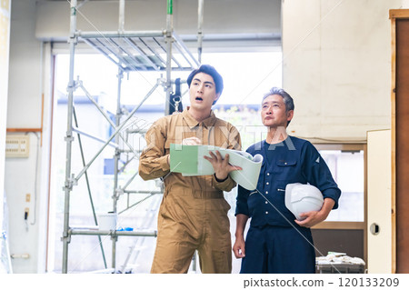 木匠和工人在建築工地諮詢 120133209