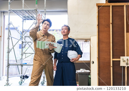 木匠和工人在建築工地諮詢 120133210