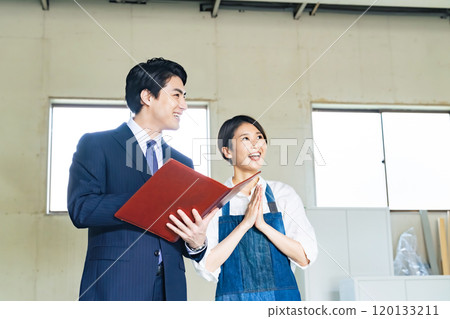 一名經營商店的女士和一名檢查二手房的推銷員 一名經營商店的女士和一名檢查二手房的推銷員 120133211