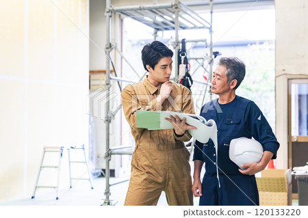 木匠和工人在建築工地諮詢 120133220