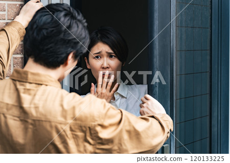 一名男子闖入一間房屋,一名驚訝的女居民 一名男子闖入一間房屋,一名驚訝的女居民 120133225