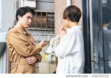 居民和工人在房屋前交談 120133233