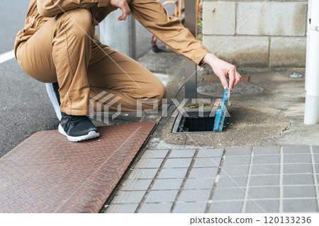 工作人員檢查水錶 120133236