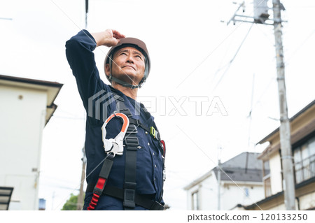 站立在住宅區的高級工人 站立在住宅區的高級工人 120133250