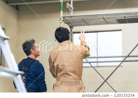 一群工人在建築工地檢查的後視圖 120133254