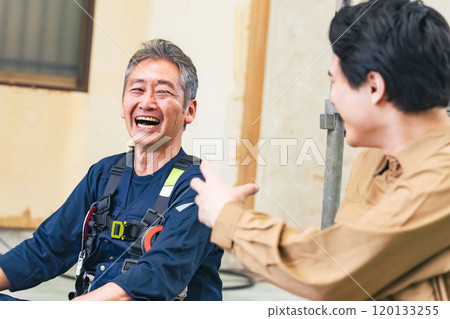 木匠和工人在施工現場聊天 120133255