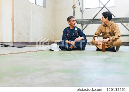 木匠和工人在建築工地休息 120133261