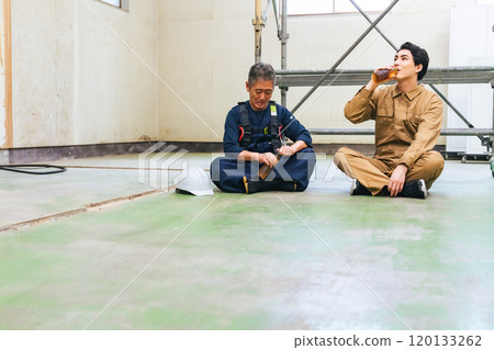 木匠和工人在建築工地休息 120133262