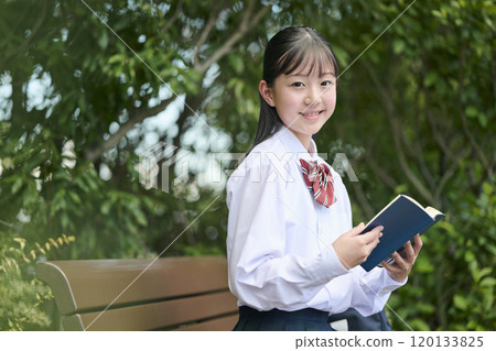 國中女孩在公園讀書 國中女孩在公園讀書 120133825