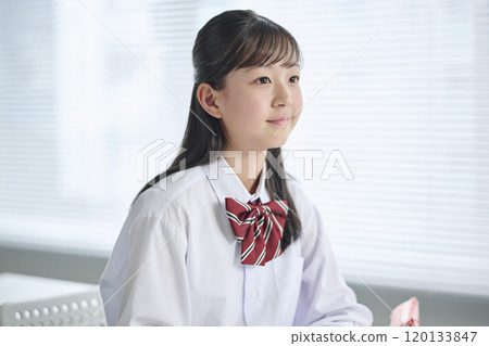 國中女生在教室上課 120133847