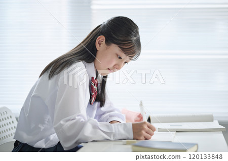 國中女生在教室上課 國中女生在教室上課 120133848