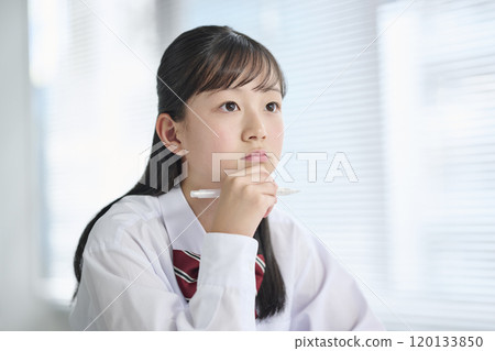 國中女生在教室上課 國中女生在教室上課 120133850