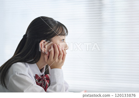 國中女孩在課堂上思考 國中女孩在課堂上思考 120133876