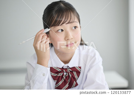 國中女生在教室上課 國中女生在教室上課 120133877