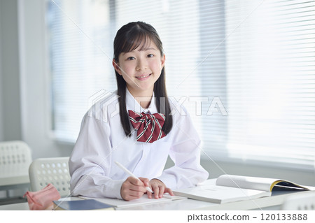 國中女生在教室上課 國中女生在教室上課 120133888