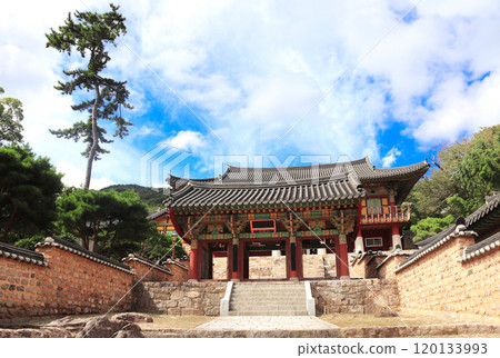 Wooden Burimun gate in Beomeosa Temple, Busan, South Korea. Beautiful Non-duality Gate (Liberation Gate) in traditional korean style 120133993
