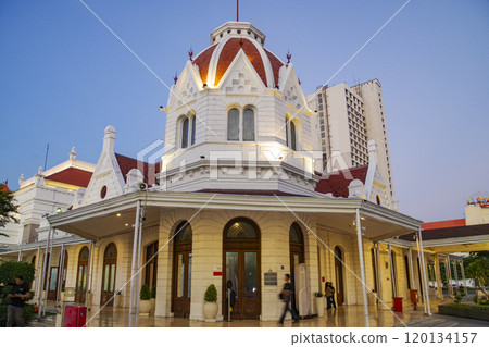 泗水市中心的印尼風格建築 120134157