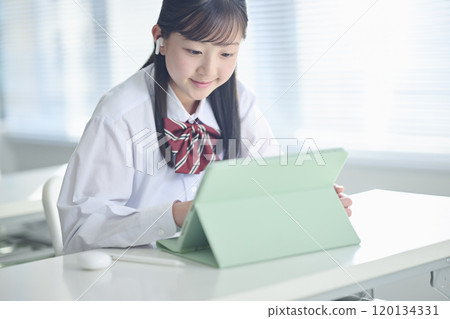 國中女生使用平板設備上課 國中女生使用平板設備上課 120134331