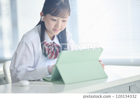國中女生使用平板設備上課 國中女生使用平板設備上課 120134332
