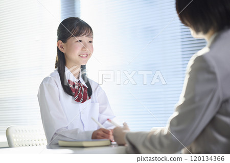 國中女生正在接受補習班老師的輔導 120134366