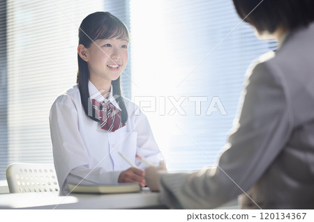 國中女生正在接受補習班老師的輔導 120134367