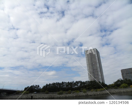 在凱米川濱看到藍天白雲 120134506