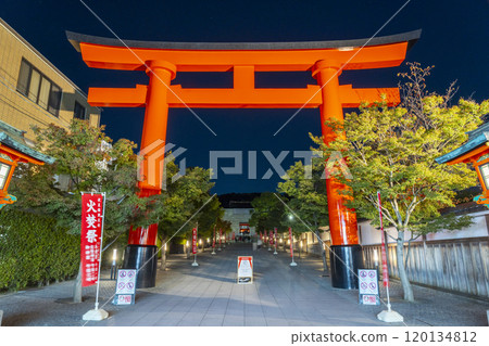 Fushimi Inari Taisha Shrine at night: Large torii gate 120134812