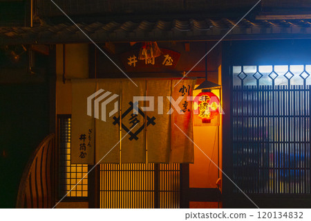 夜晚的只園優雅街道 120134832