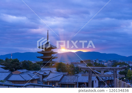 夕陽透過陰雲密布的縫隙照射到八坂塔 120134836