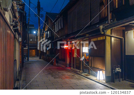 The atmospheric streets of Gion at night The atmospheric streets of Gion at night 120134837