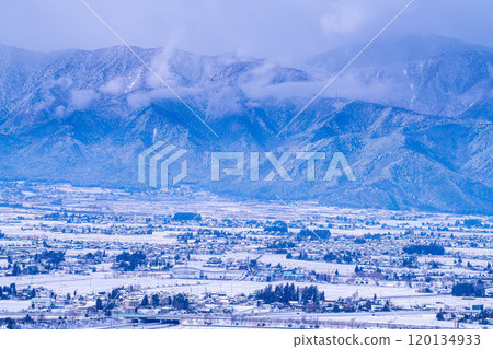 [Winter material] Matsumotodaira in winter and the Northern Alps covered in clouds [Nagano Prefecture] 120134933