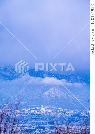 [Winter material] Matsumotodaira in winter and the Northern Alps covered in clouds [Nagano Prefecture] 120134938
