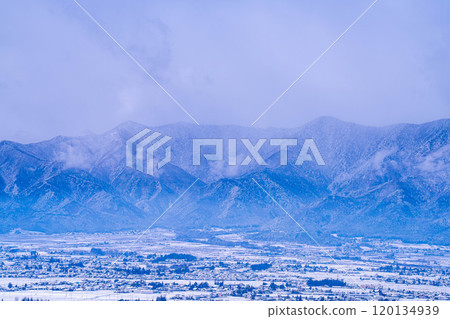 [Winter material] Matsumotodaira in winter and the Northern Alps covered in clouds [Nagano Prefecture] 120134939