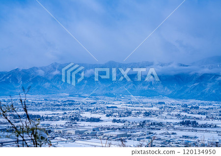 [Winter material] Matsumotodaira in winter and the Northern Alps covered in clouds [Nagano Prefecture] 120134950