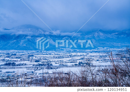 [Winter material] Matsumotodaira in winter and the Northern Alps covered in clouds [Nagano Prefecture] 120134951