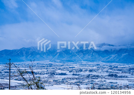 [Winter material] Matsumotodaira in winter and the Northern Alps covered in clouds [Nagano Prefecture] 120134956