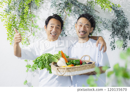 微笑的男人與新鮮蔬菜 120135670