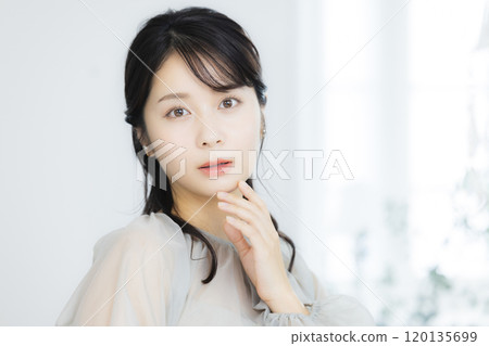 女商人在辦公室轉身 女商人在辦公室轉身 120135699
