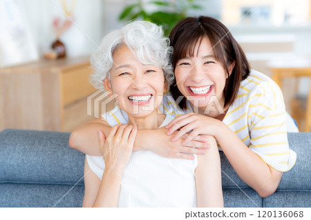 Good friends and parents relaxing in the living room 120136068