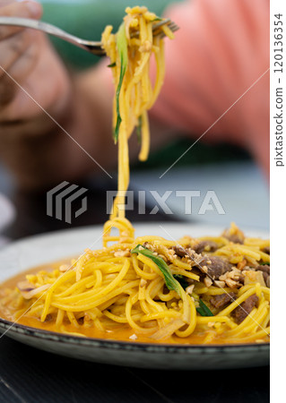 Chiang mai curry noodles, asian spicy egg pasta with meat, curried noodle soup Khao Soi or Khao Sawy, thai?food 120136354