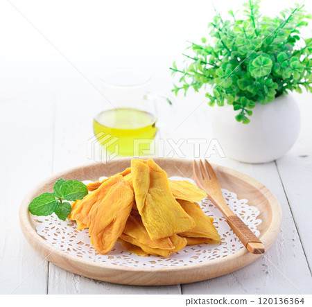 Dried mango is rich in dietary fiber 120136364