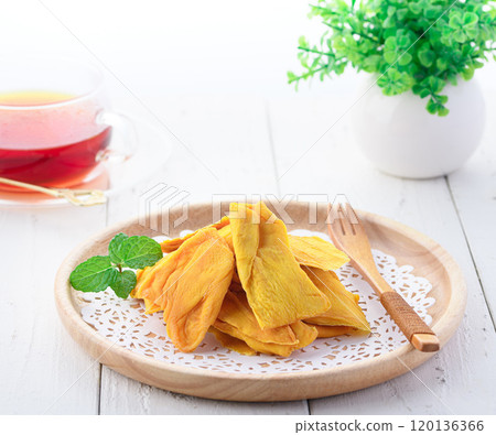Dried mango is rich in dietary fiber 120136366