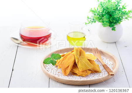 Dried mango is rich in dietary fiber 120136367