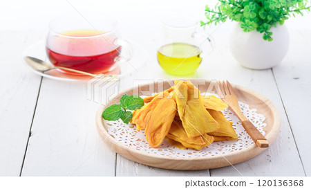 Dried mango is rich in dietary fiber Dried mango is rich in dietary fiber 120136368